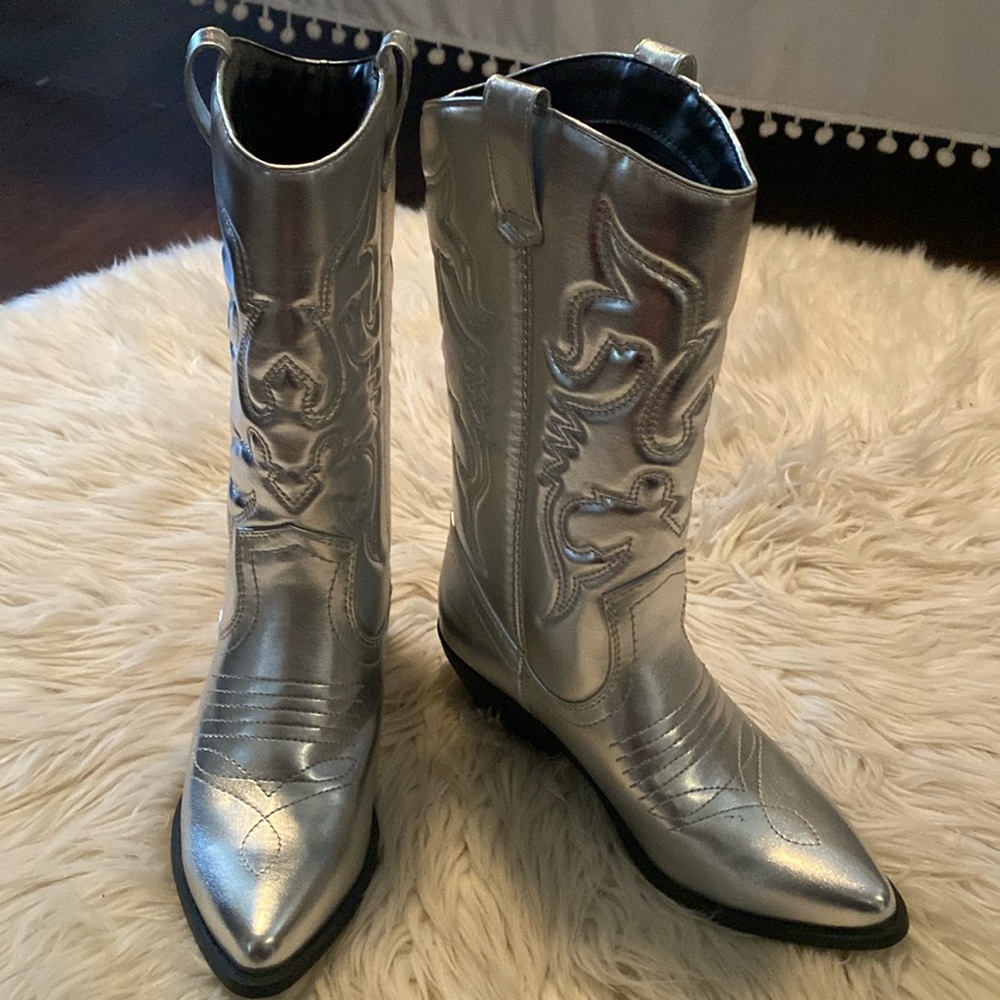NEW Silver Cowboy Boats by Soda Sz 6